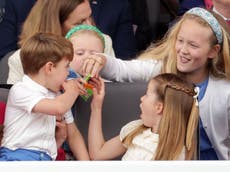 Príncipe Louis pelea con sus primos por dulces durante desfile del jubileo