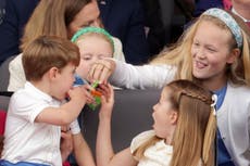 Príncipe Louis pelea con sus primos por dulces durante desfile del jubileo