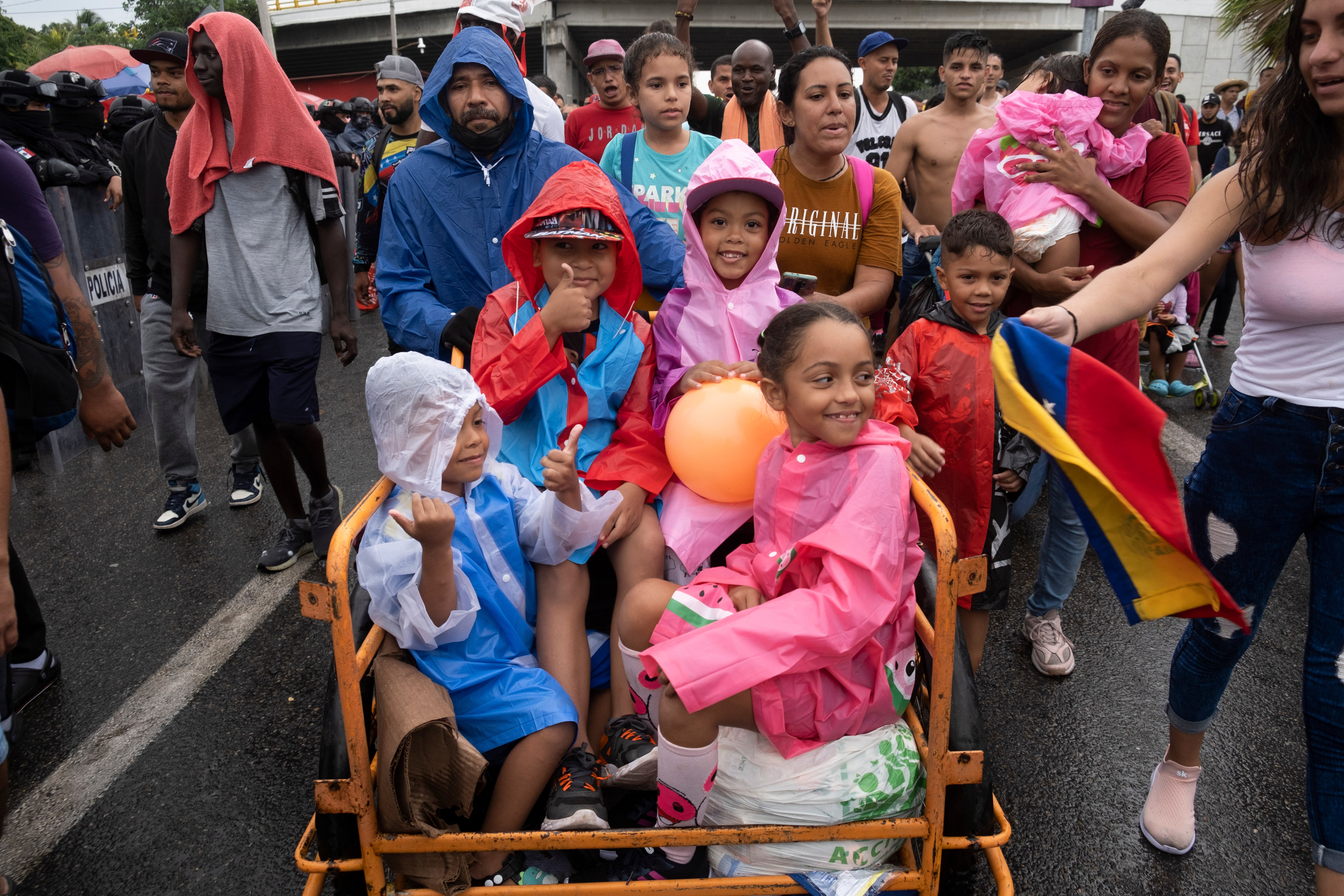 Una caravana de migrantes se dirige a frontera con Estados Unidos, ¿podría socavar la Cumbre de las Américas?