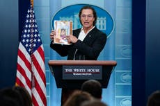 Matthew McConaughey muestra dibujos de niños asesinados en Uvalde durante conferencia en la Casa Blanca