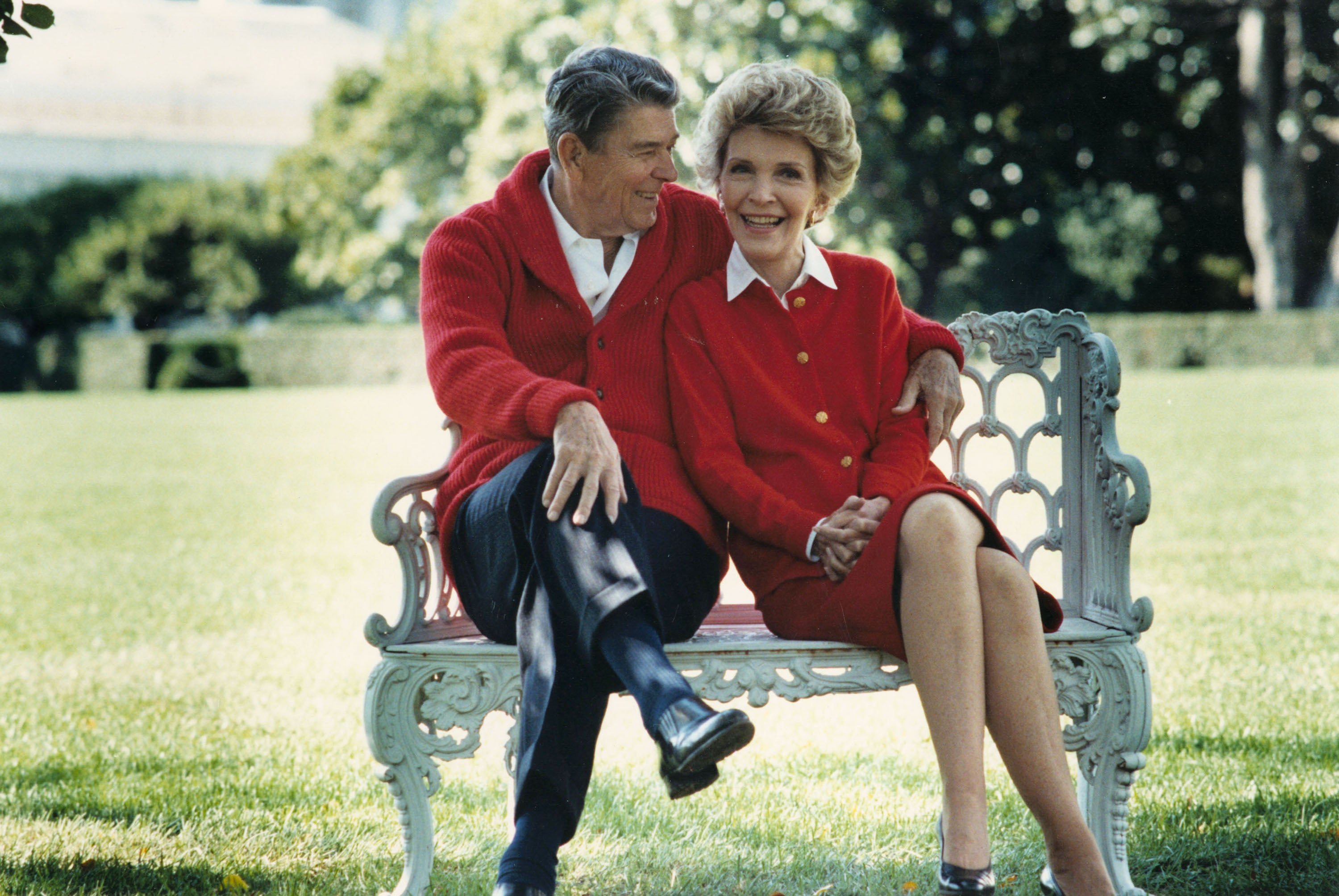 El expresidente Ronald Reagan y la primera dama Nancy Reagan juntos en una foto sin fecha