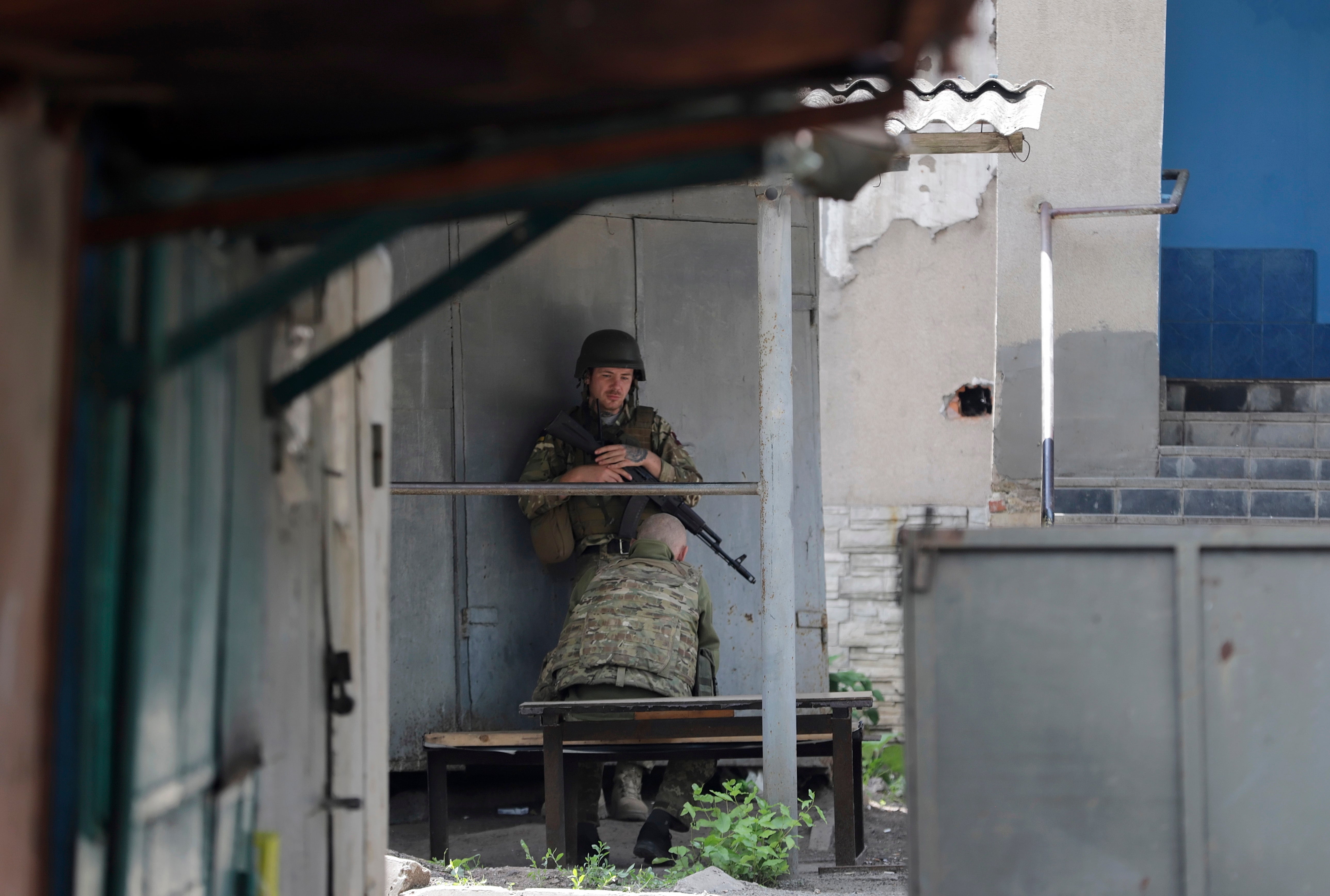 Los soldados ucranianos descansan mientras vigilan en Donetsk