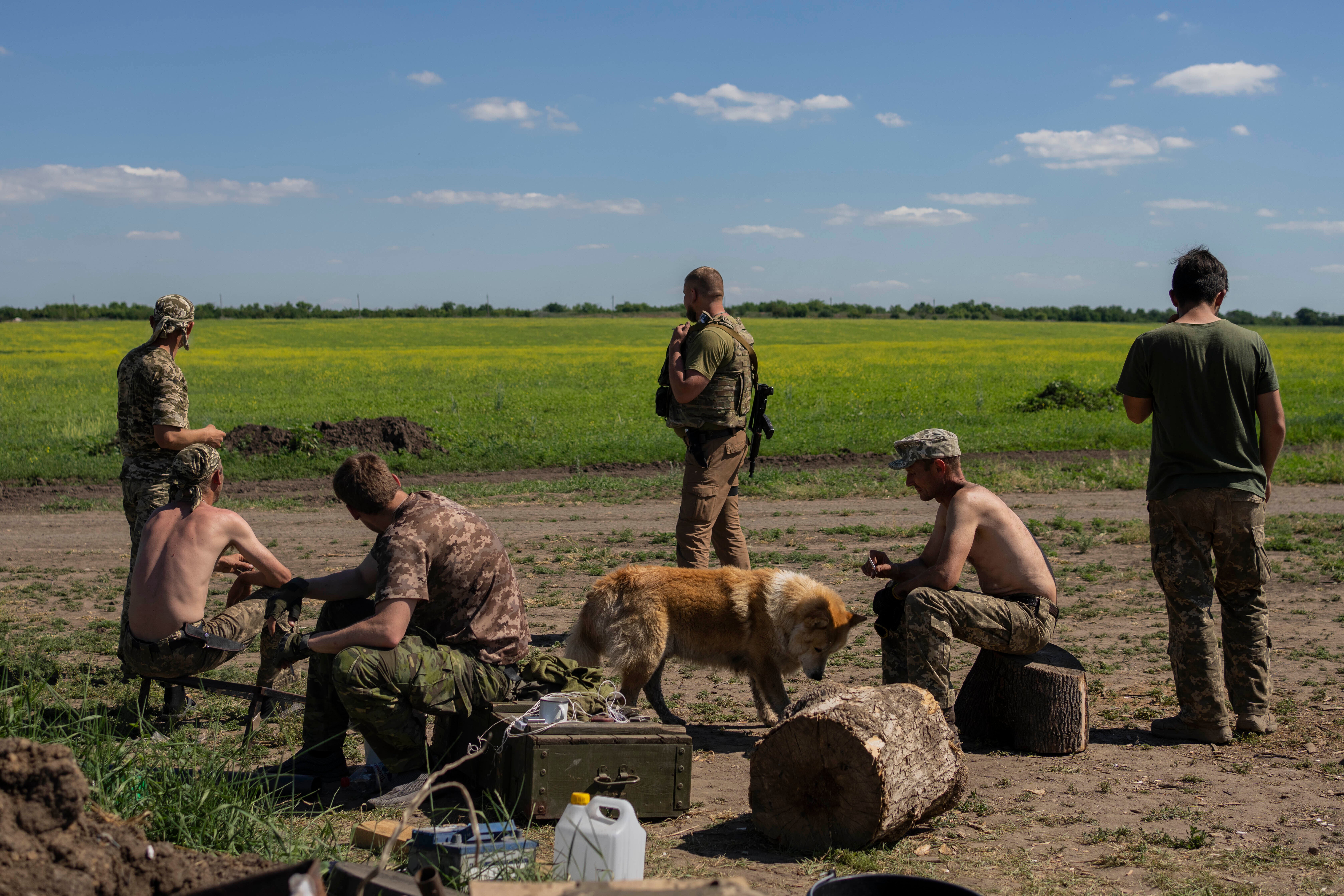 Los soldados ucranianos descansan después de cavar trincheras cerca de la frontera en Donetsk, al este de Ucrania el miércoles