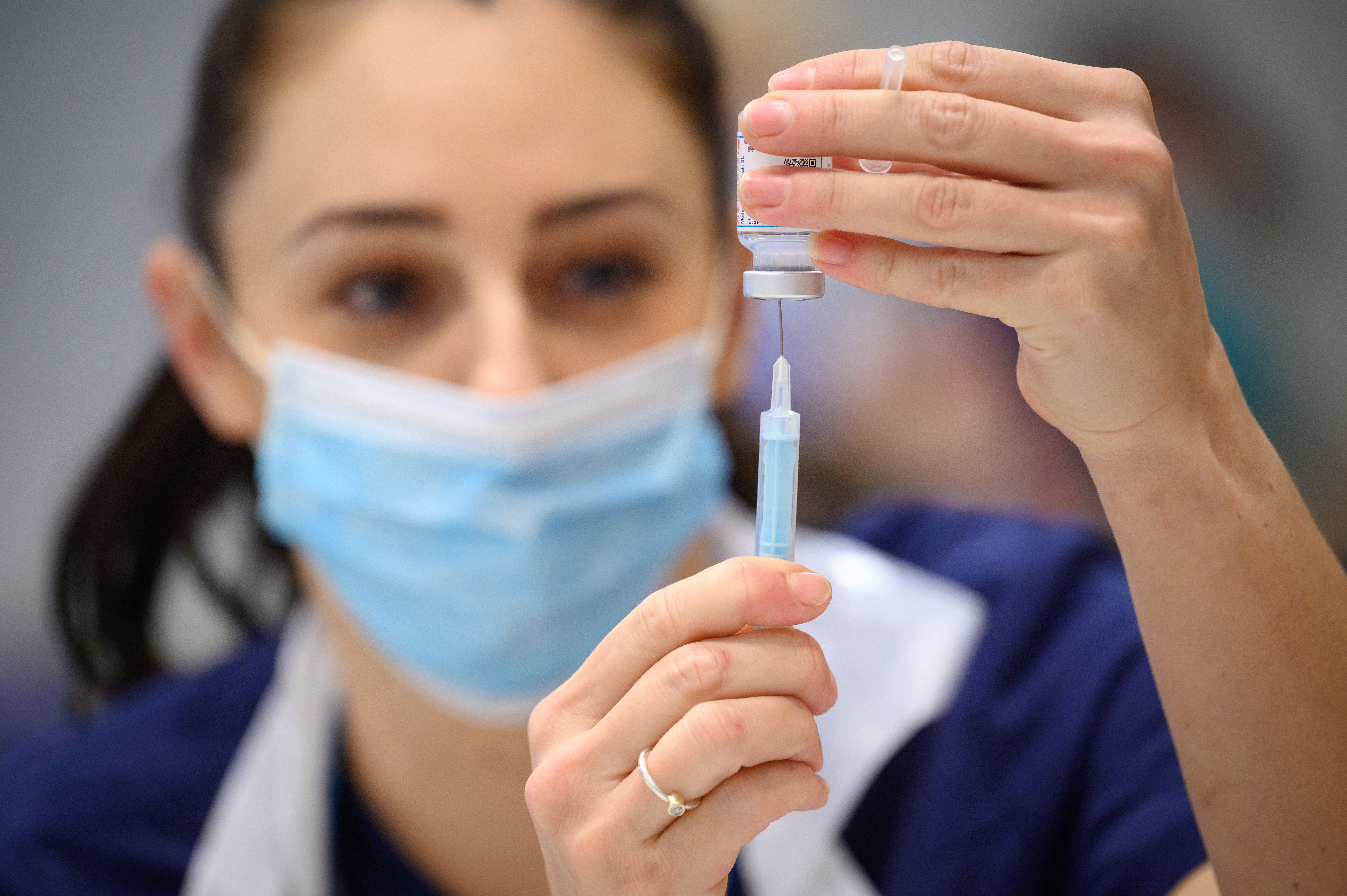 <p>La nueva vacuna de Moderna podría significar que las personas solo necesiten una dosis anual de refuerzo contra covid-19 </p>