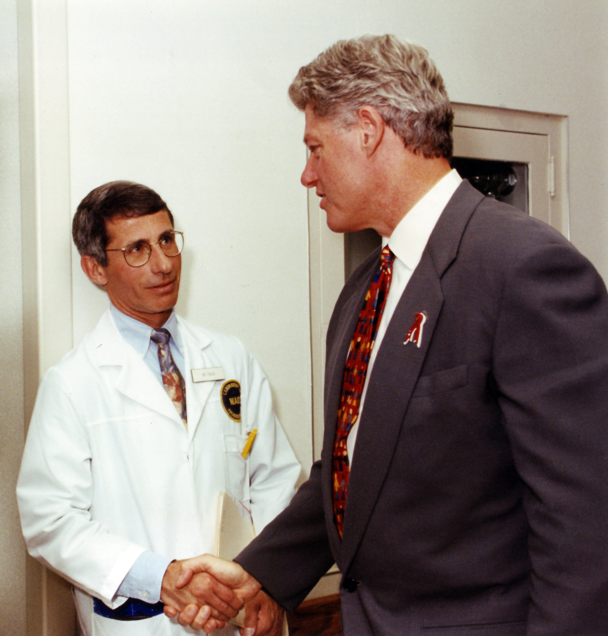 El Dr. Anthony Fauci saluando al expresidente Bill Clinton en 1997
