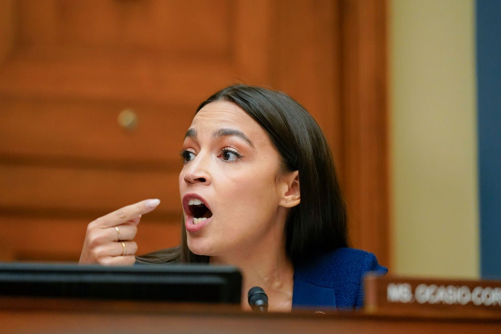 AOC arremete contra los fabricantes de armas por aceptar “dinero sangriento” en la audiencia de la Cámara