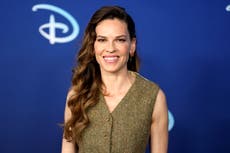 Mujer encuentra a su perro perdido en regazo de Hilary Swank