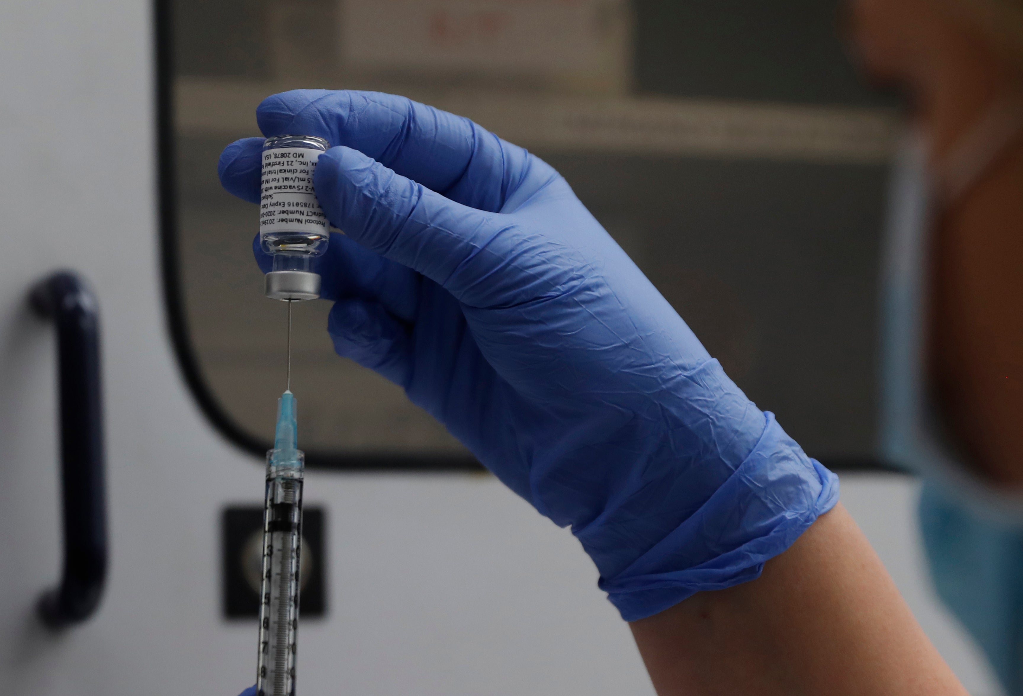 La vacuna de Novavax es la cuarta vacuna contra el covid que recibe la aprobación de emergencia de la FDA