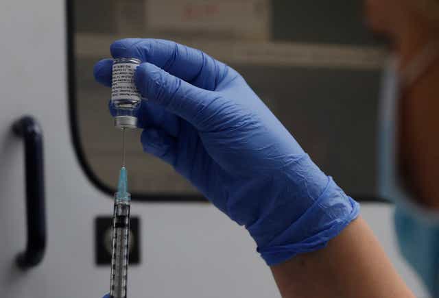 Vacunas militares contra el brote de virus