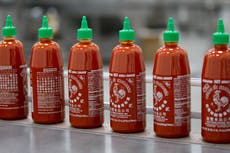 Suspenden la producción de la salsa picante Sriracha debido a la crisis climática