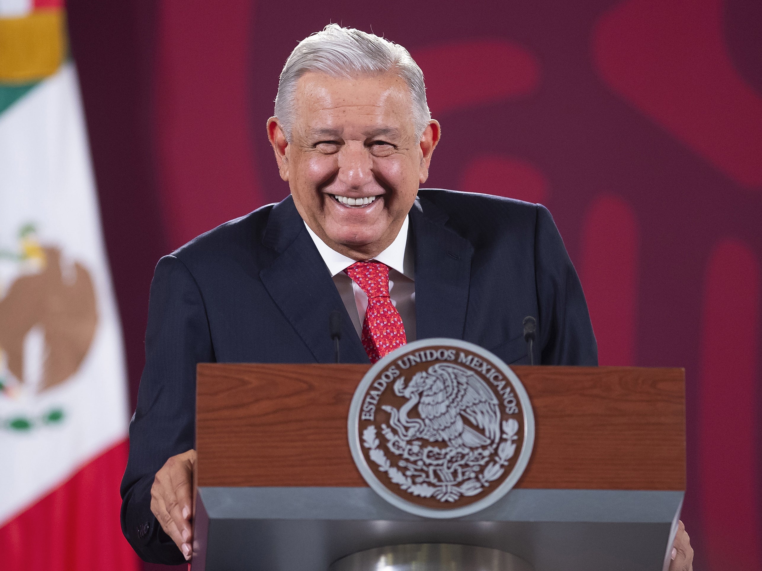 Una fotografía facilitada por la presidencia de México, del presidente Andrés Manuel López Obrador, durante una conferencia de prensa en el Palacio Nacional en la Ciudad de México, México, 9 de junio de 2022