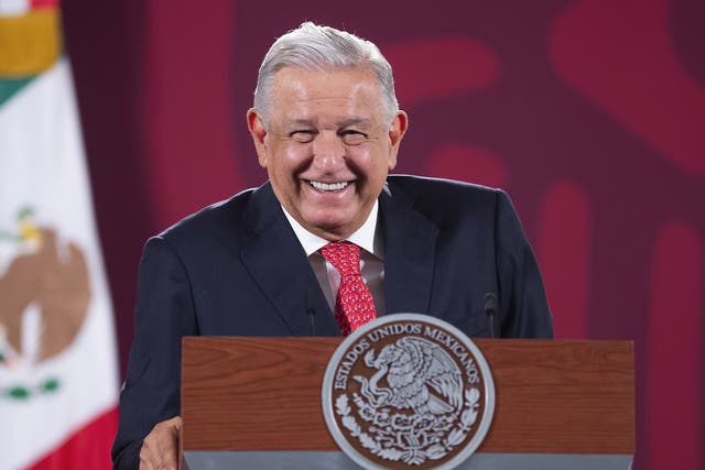 Una foto del folleto proporcionada por la presidencia mexicana, del presidente mexicano Andrés Manuel López Obrador, durante una conferencia de prensa en el Palacio Nacional en la Ciudad de México, México, 09 de junio de 2022