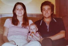 “Baby Holly”, desaparecida tras el asesinato de sus padres en 1980, es encontrada con vida 40 años después  (cloned)