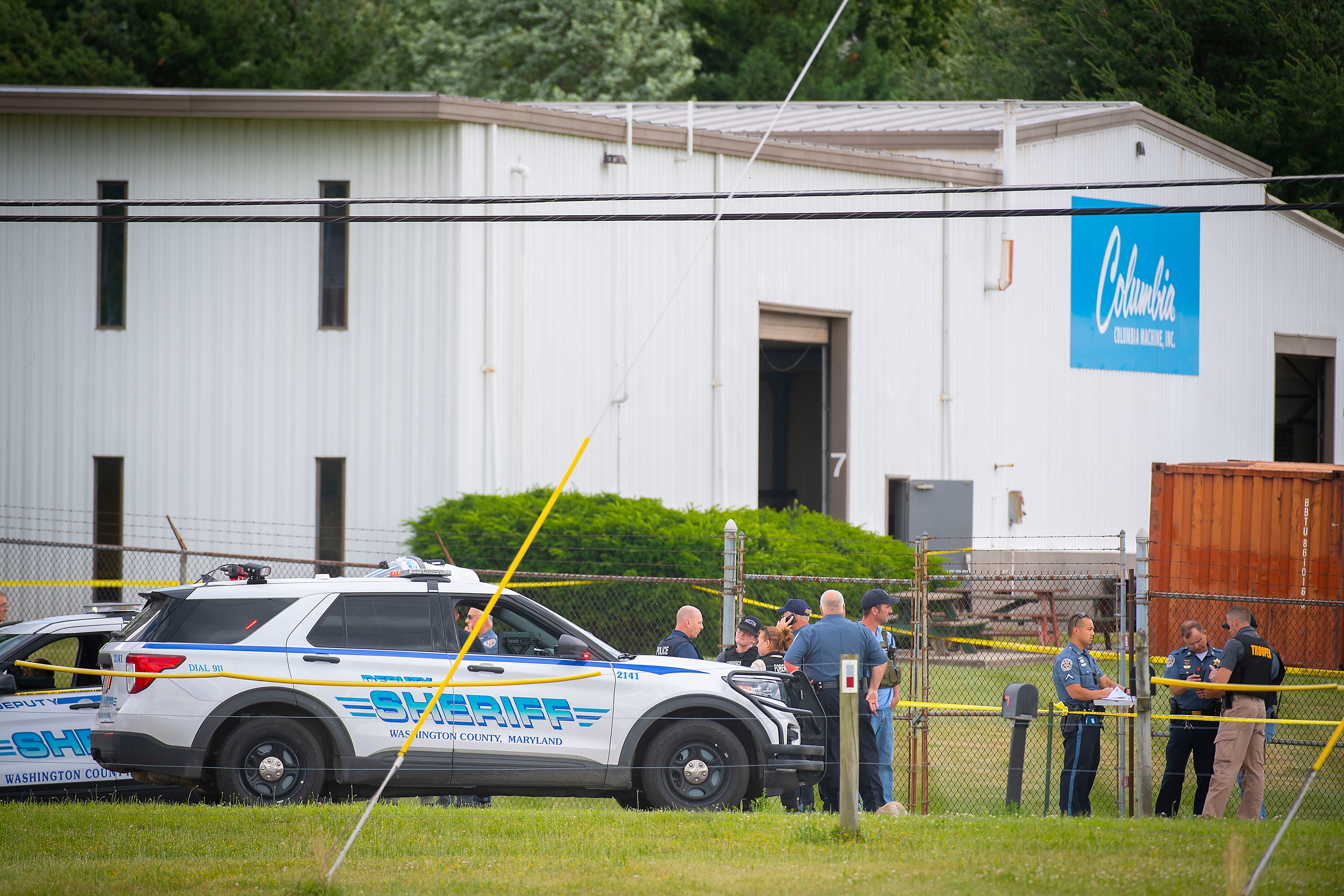 Policías cerca del lugar de un tiroteo en Columbia Machine, Inc. en Smithsburg, Maryland, el jueves