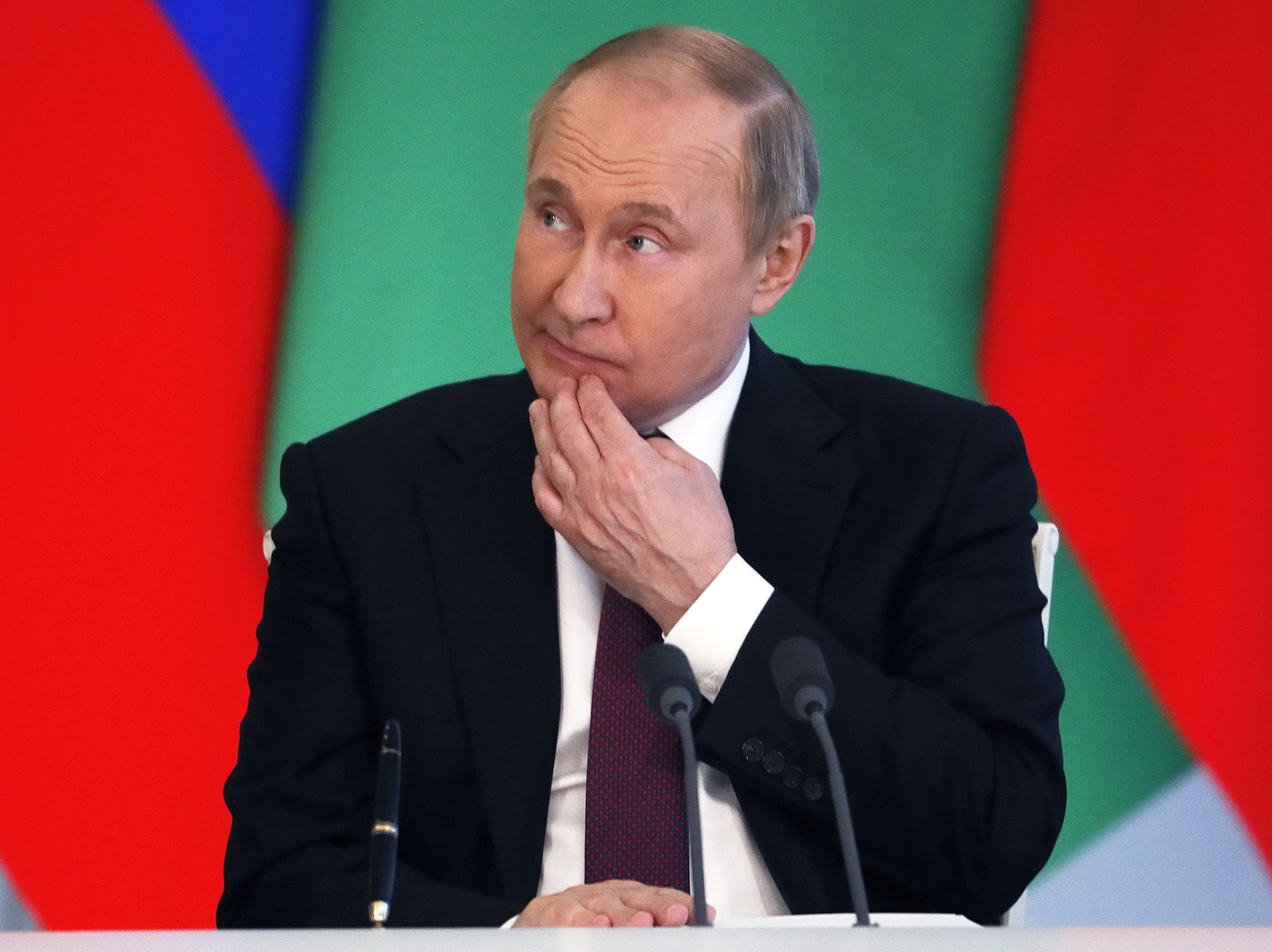 Los guardaespaldas de Vladimir Putin recogen en bolsas sus heces cuando está en el extranjero para poder traerlas de vuelta a Rusia, según un reporte