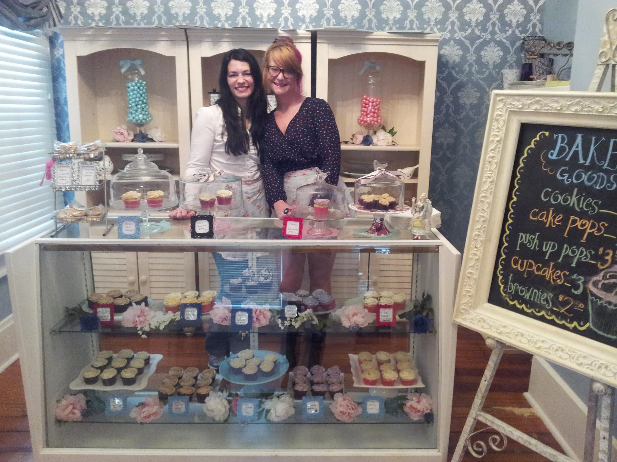 Ava Misseldine, a la izquierda, en el Koko Tea Salon and Bakery que dirigía en Ohio