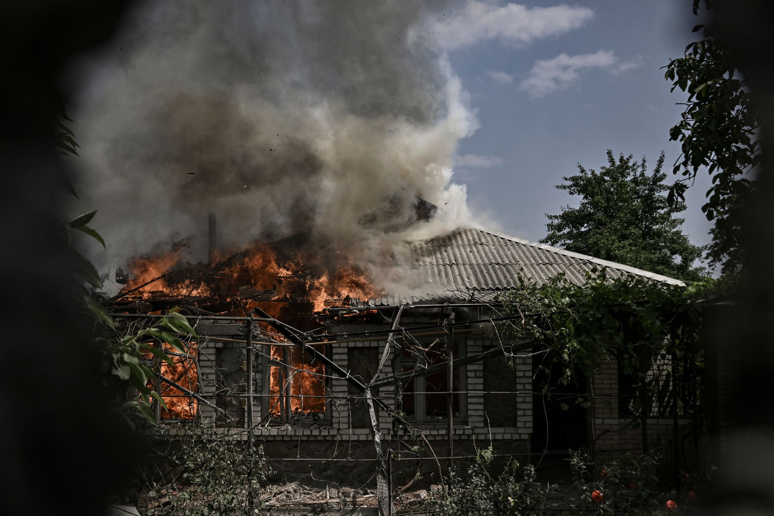 Una casa arde tras ser bombardeada durante un duelo de artillería entre tropas ucranianas y rusas en Lisychansk el sábado