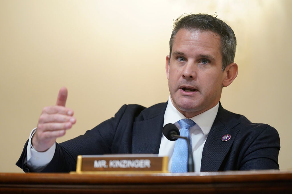 Kinzinger promete mostrar evidencia de que miembros republicanos del Congreso pidieron indulto a Trump