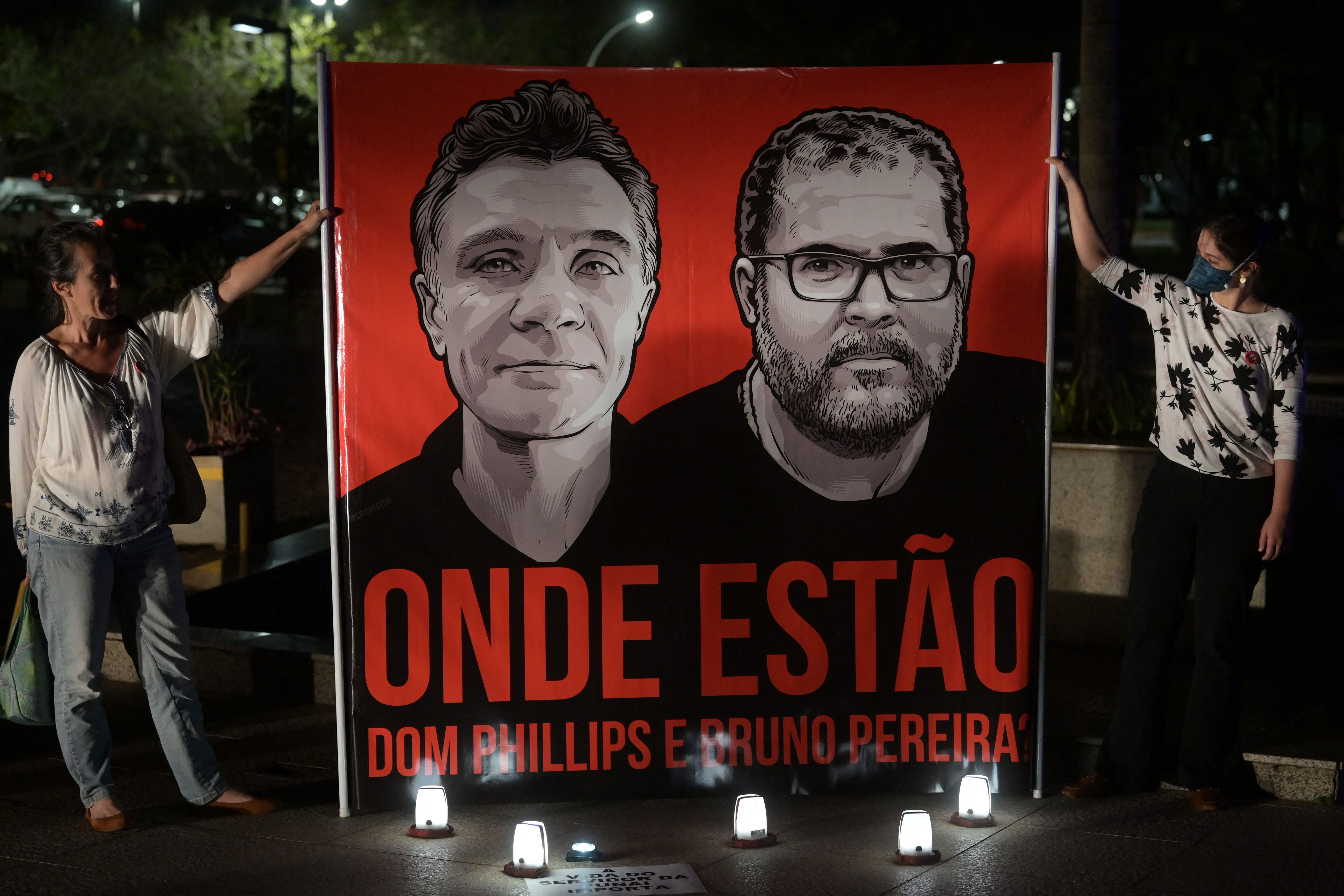 Empleados de la Fundación Nacional Indígena protestan por la desaparición de los dos hombres en Brasil