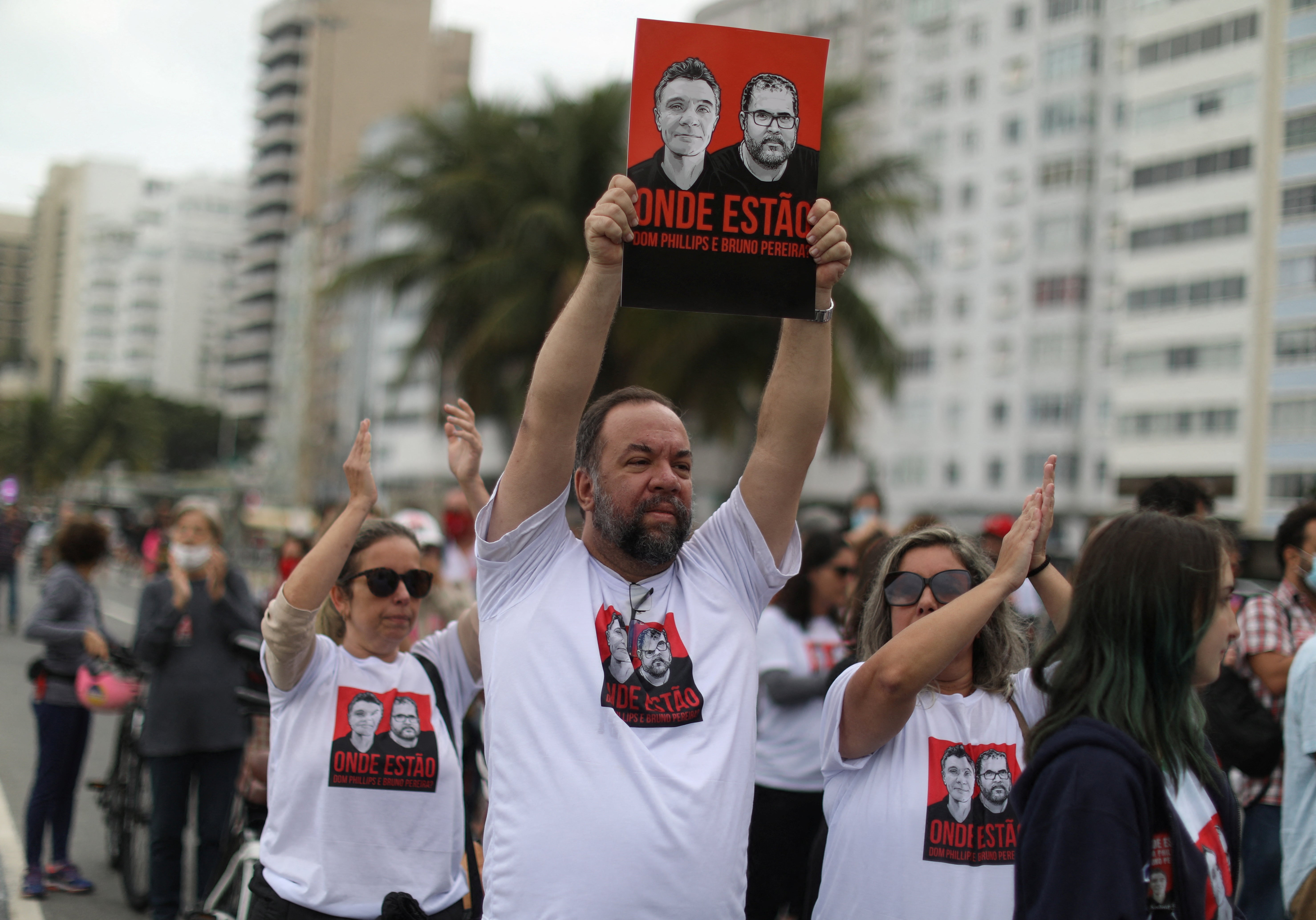 Familiares de la esposa del periodista británico Dom Phillips sostienen pancartas en una protesta el 12 de junio de 2022