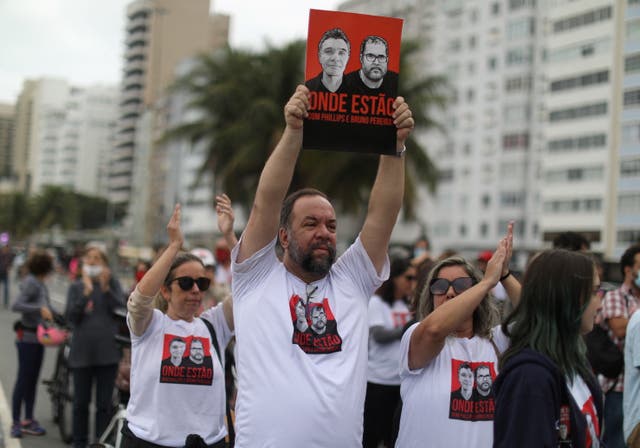 <p>Familiares de la esposa del periodista británico Dom Phillips sostienen pancartas en una protesta el 12 de junio de 2022</p>