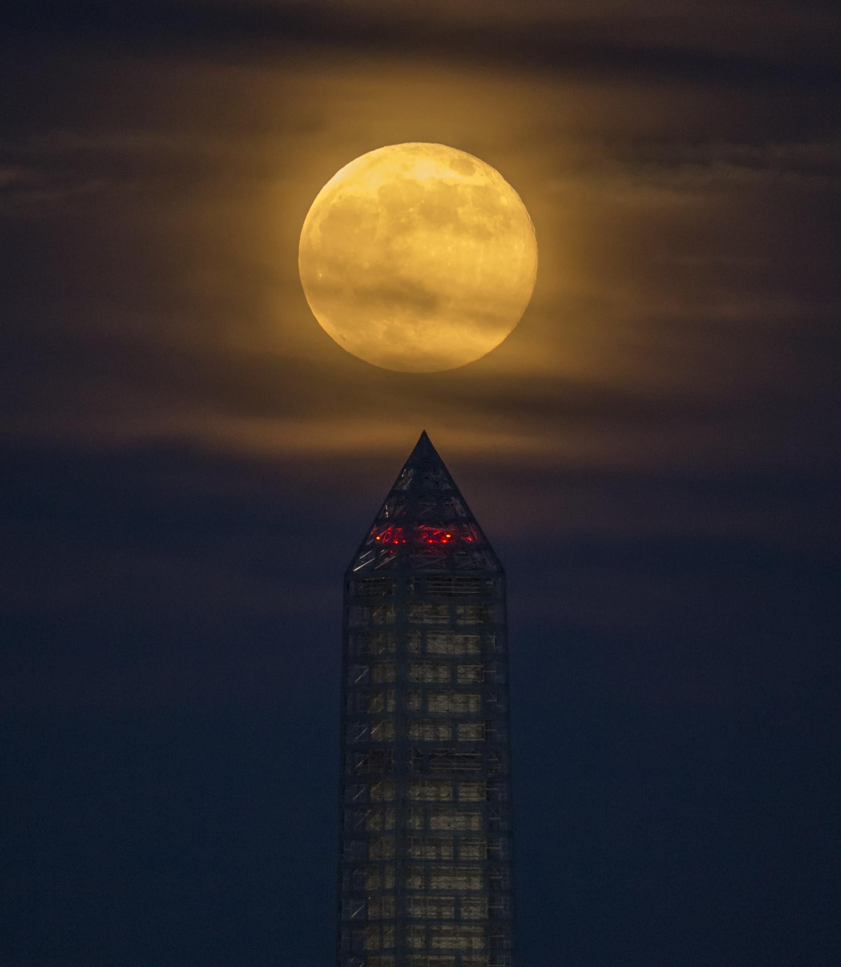 Una superluna de fresa vista sobre el Monumento a Washington en Washington, D. C. en 2013