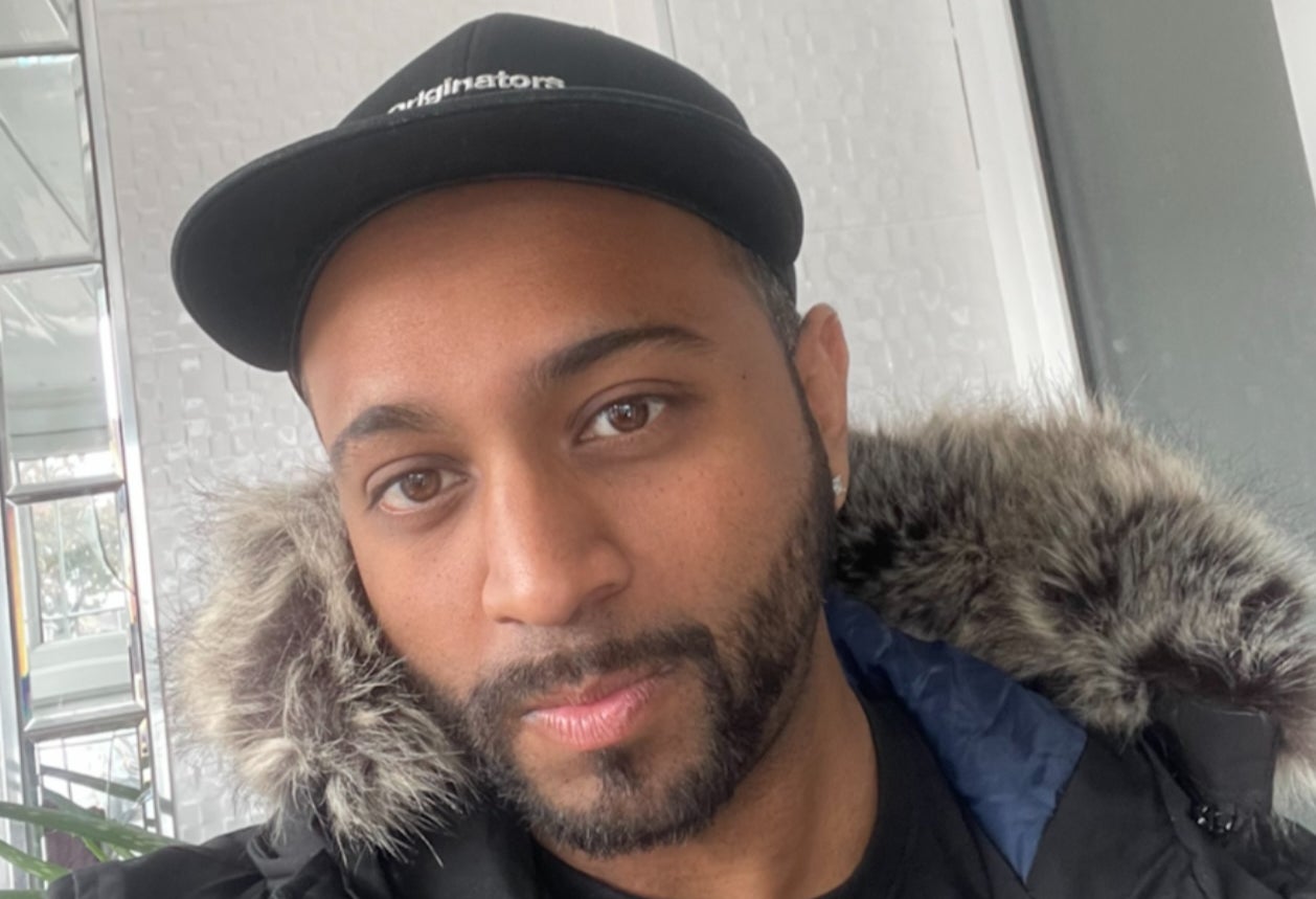 Policía se disculpa tras romper ventana de auto de un hombre que acusó racismo