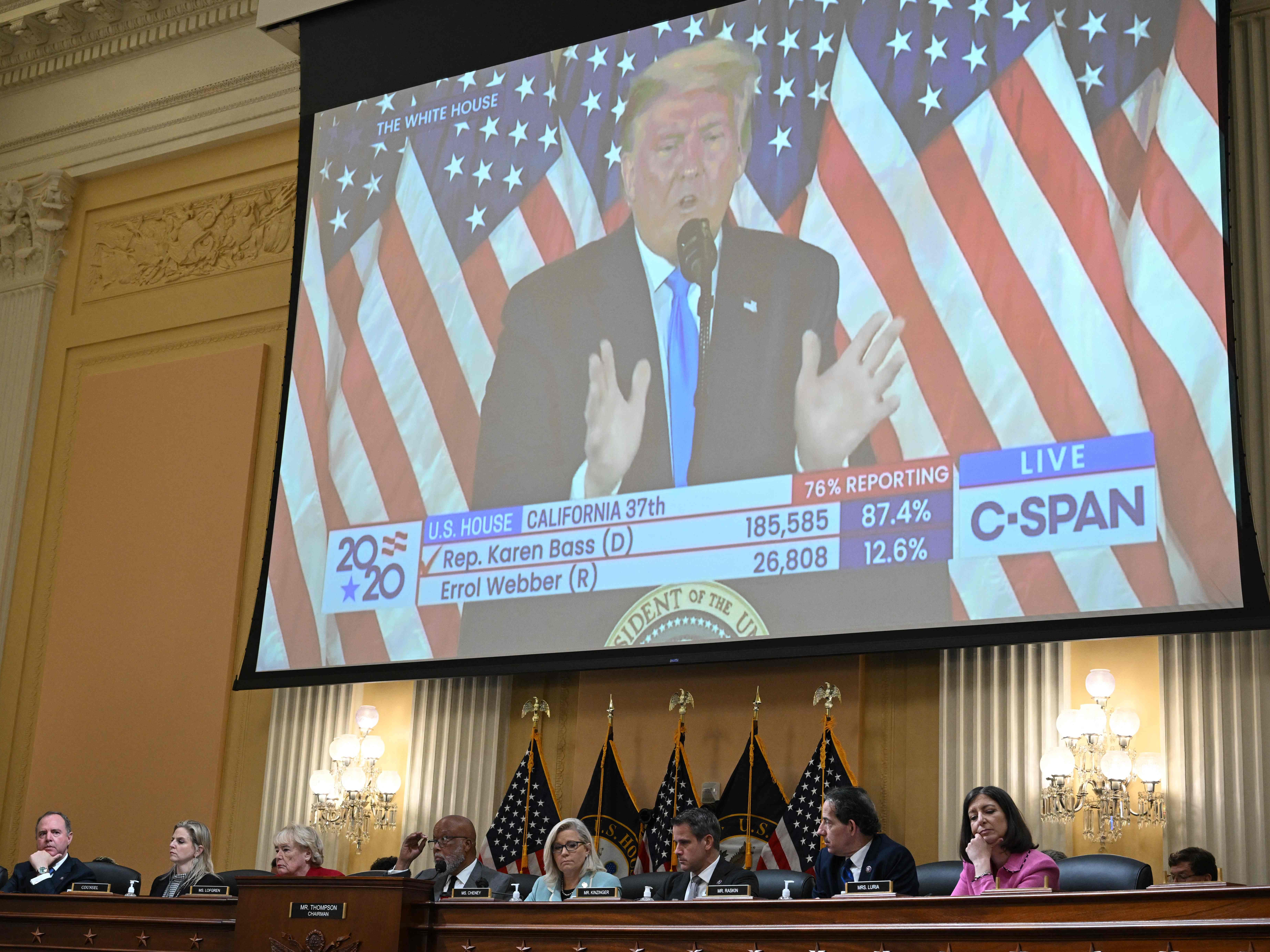 Una imagen de un vídeo del expresidente Donald Trump reproducido durante una audiencia del comité del 6 de enero
