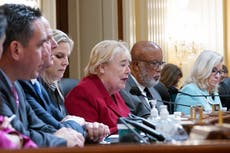 Hugo Chávez, votantes muertos y más: teorías desacreditadas de Trump resurgen en audiencia del 6 de enero