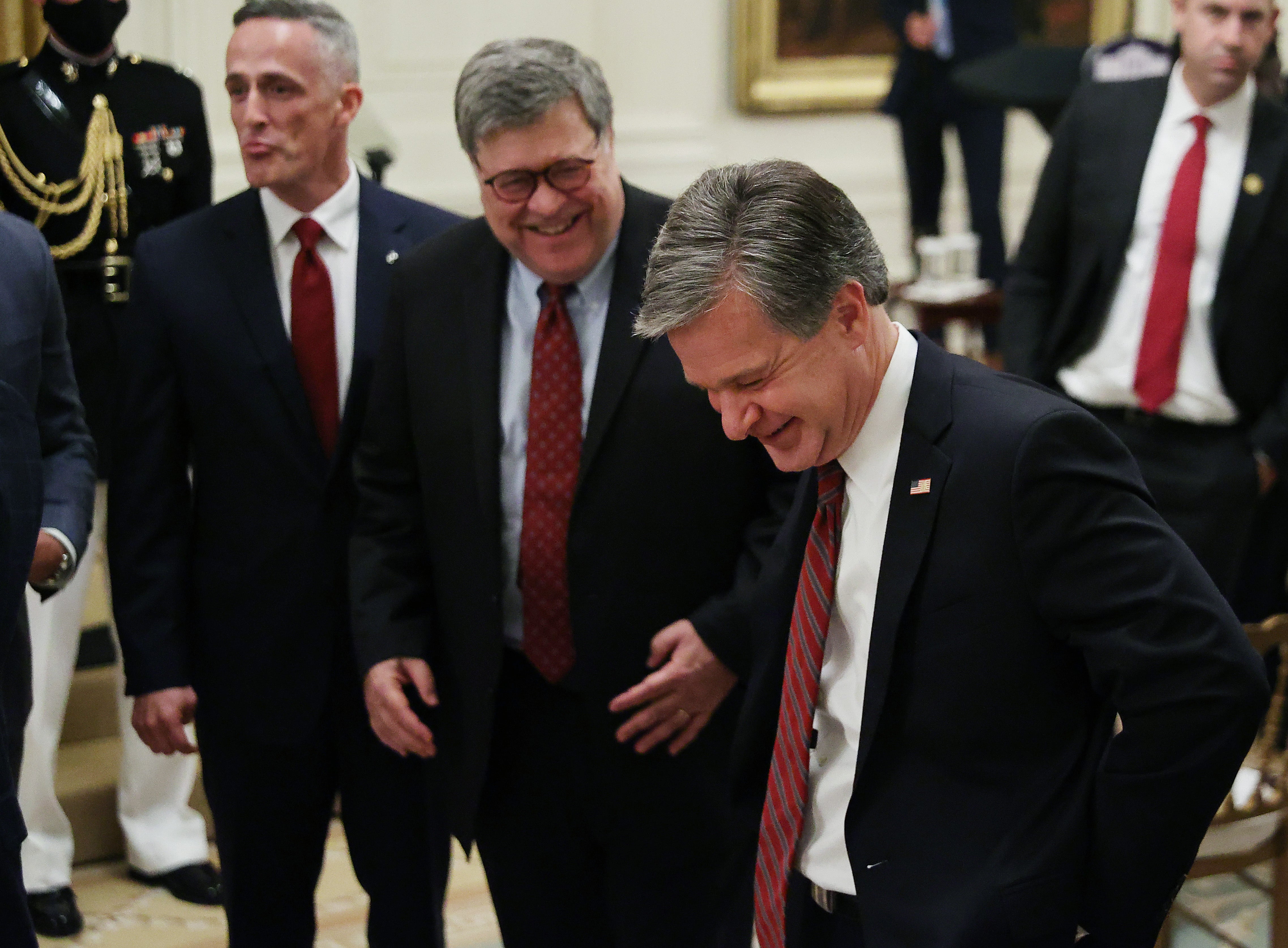 Exfiscal general de Trump, William Bar, se burla de documental Dinesh D’Souza que habla sobre fraude electoral