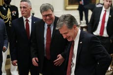 Exfiscal general de Trump, William Bar, se burla de documental Dinesh D’Souza que habla sobre fraude electoral