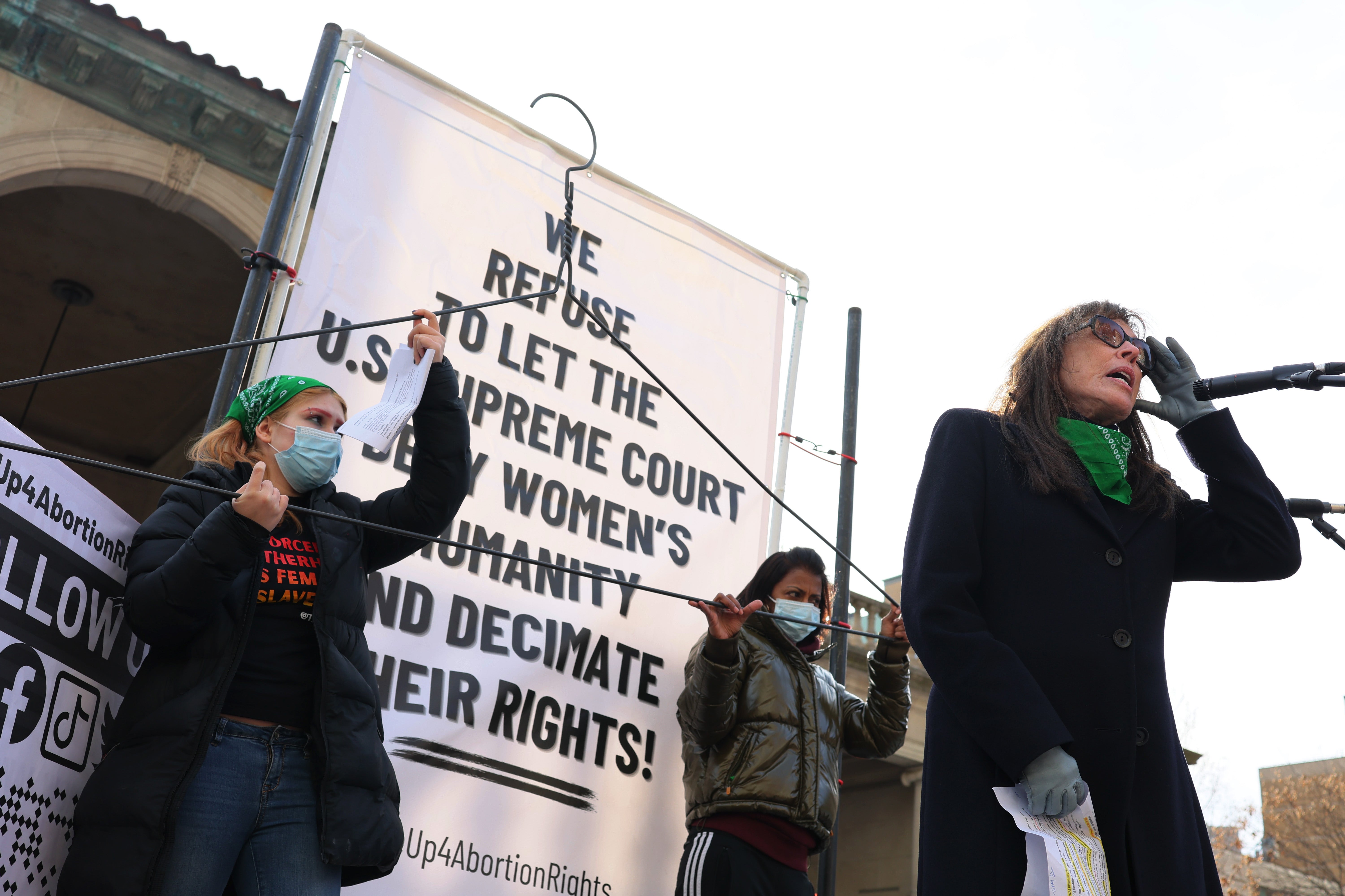 <p>Merle Hoffman, a la derecha, habla en una manifestación en Nueva York el 8 de marzo de 2022 </p>