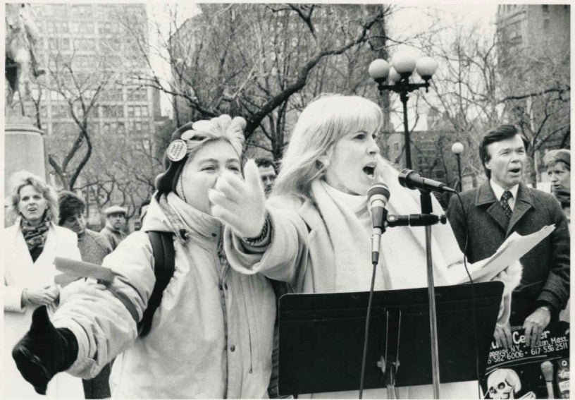 Merle Hoffman y Sue Davis se dirigen a una manifestación en Nueva York en 1989 con el defensor del derecho al aborto Bill Baird, a la derecha