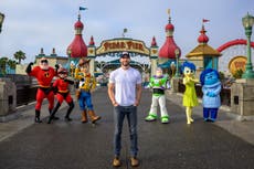 Chris Evans responde a una foto aparentemente editada en Disneyland: “Es que no sé qué hacer con mis manos”
