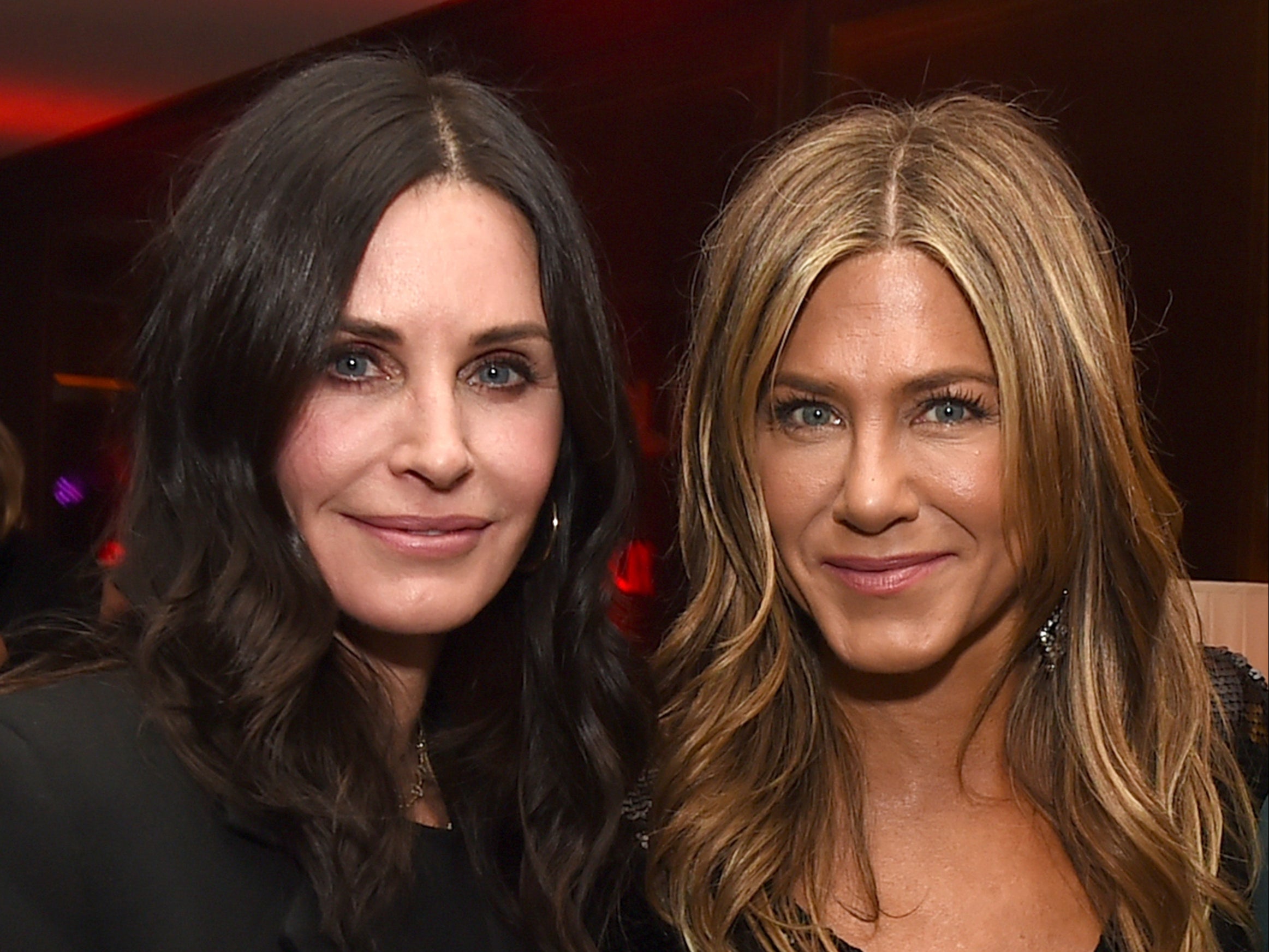 Jennifer Aniston luce dos décadas después el mismo vestido que usó Courteney Cox en ‘Friends’ 