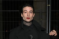 La corte “no ha podido localizar” a Ezra Miller luego de las acusaciones de “manipulación pederasta”