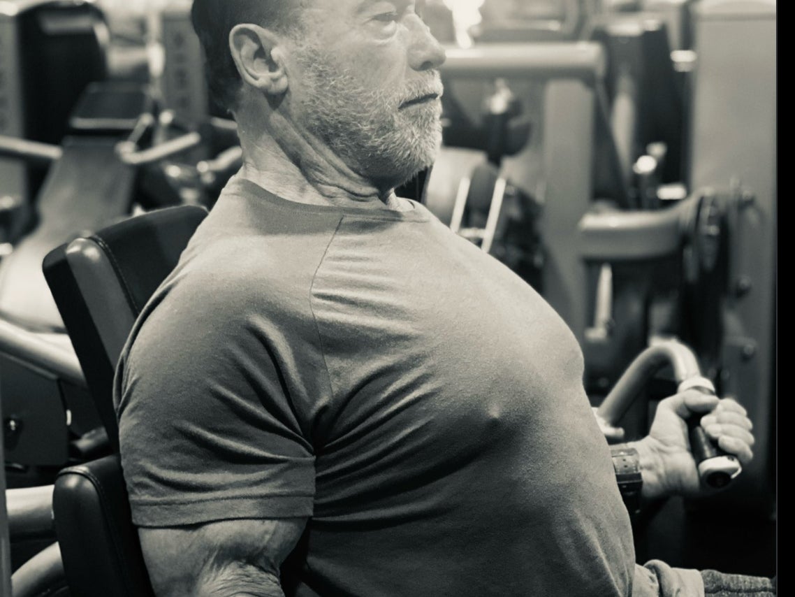 Arnold Schwarzenegger publicó una foto de él mismo haciendo ejercicio en el gimnasio