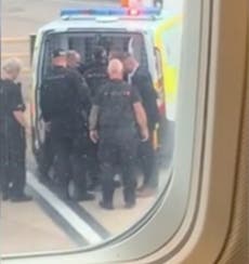 La policía sacó a un pasajero borracho de un vuelo de Ryanair por usar su vapeador dentro del avión