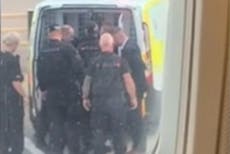 La policía sacó a un pasajero borracho de un vuelo de Ryanair por usar su vapeador dentro del avión
