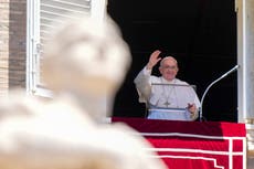 El papa dice que tradicionalistas "amordazan" las reformas