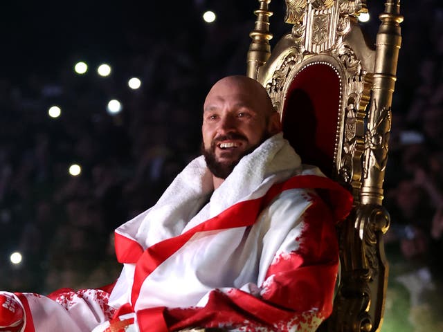 Tyson Fury camino al ring antes de noquear a Dillian Whyte