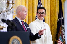Activista adolescente de Florida presenta a Joe Biden en evento del Orgullo de la Casa Blanca