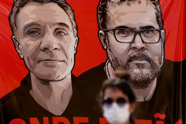 <p>Un cartel muestra a Dom Phillips (I) y Bruno Pereira (D) </p>