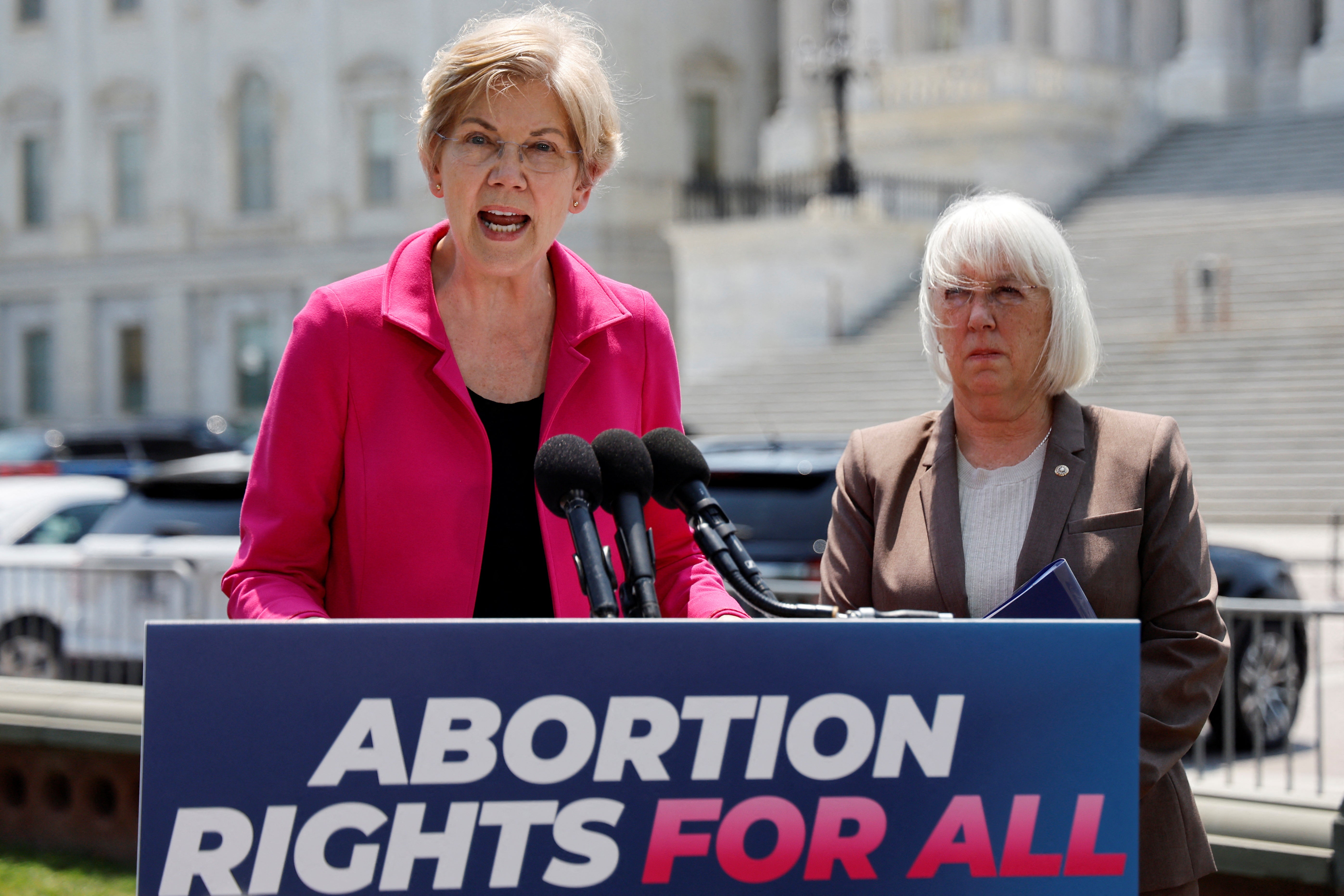 Las senadoras estadounidenses Elizabeth Warren y Patty Murray hablan en una rueda de prensa sobre la legislación para proteger el derecho al aborto el 15 de junio