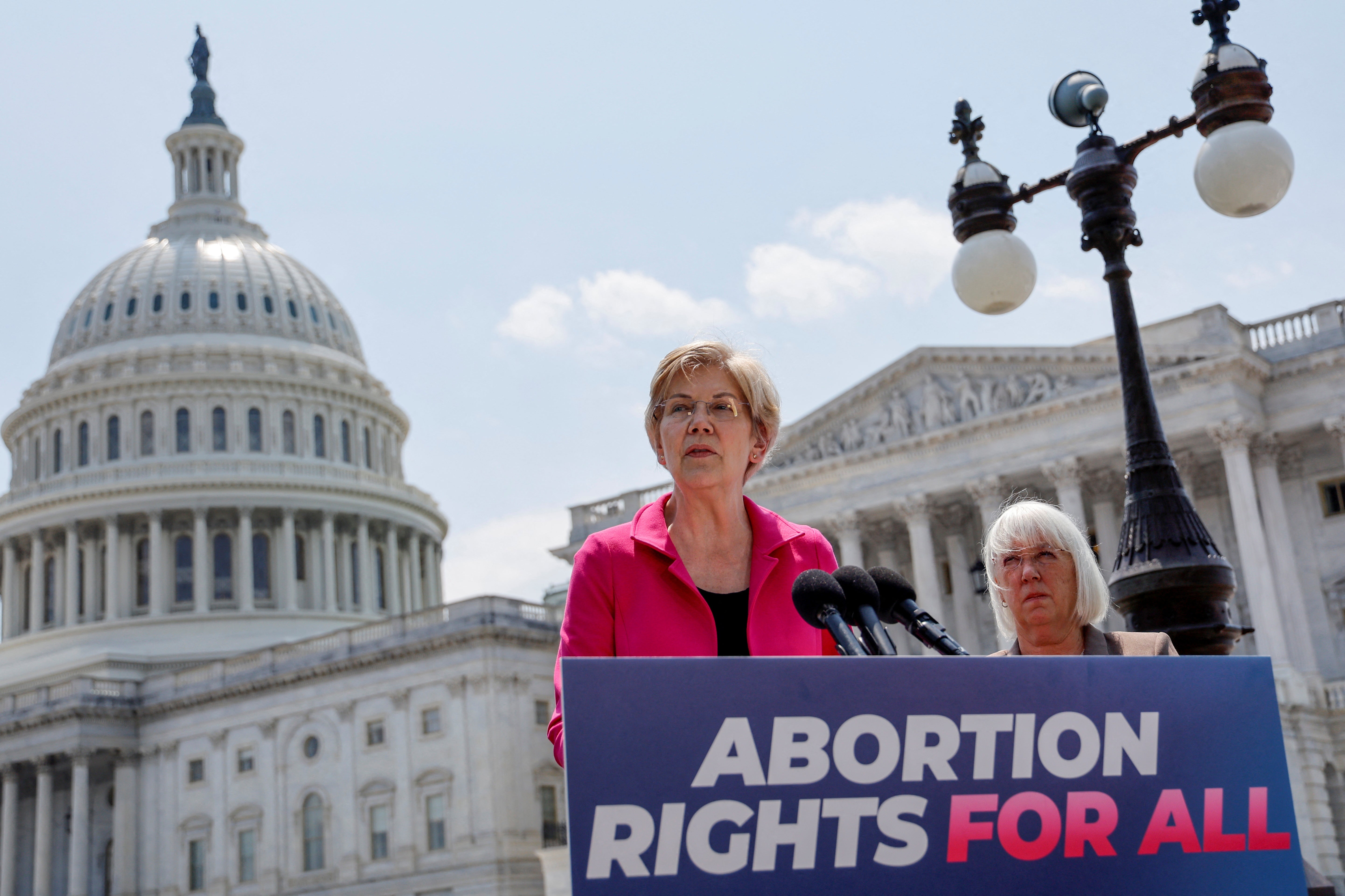 Las senadoras Elizabeth Warren y Patty Murray anuncian una legislación para proteger el derecho al aborto el 15 de junio