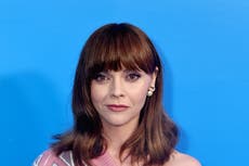 Christina Ricci revela que una vez se quedó desnuda entre tomas en set de filmación
