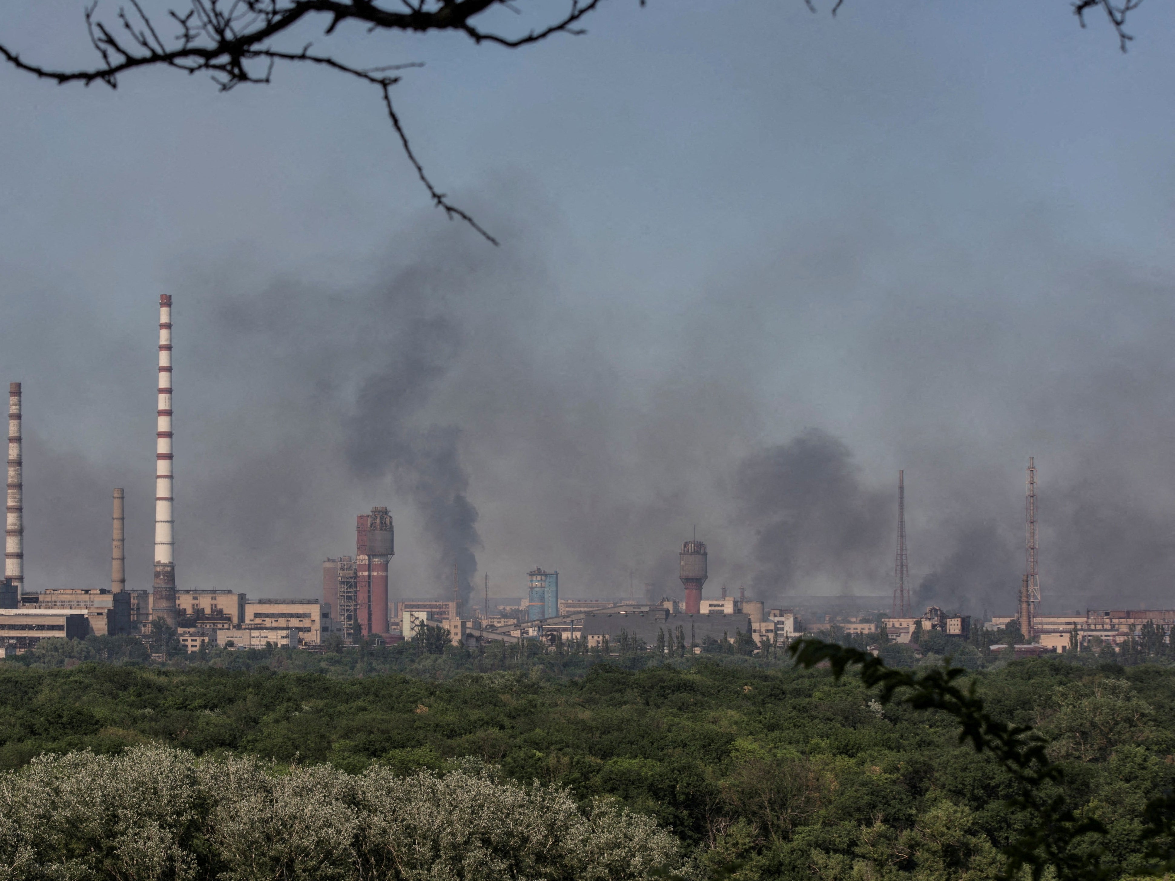 El humo se eleva después de un ataque militar a un complejo de la planta química Azot de Sievierodonetsk, en medio del ataque de Rusia a Ucrania, Lysychansk, región de Luhansk, el 10 de junio