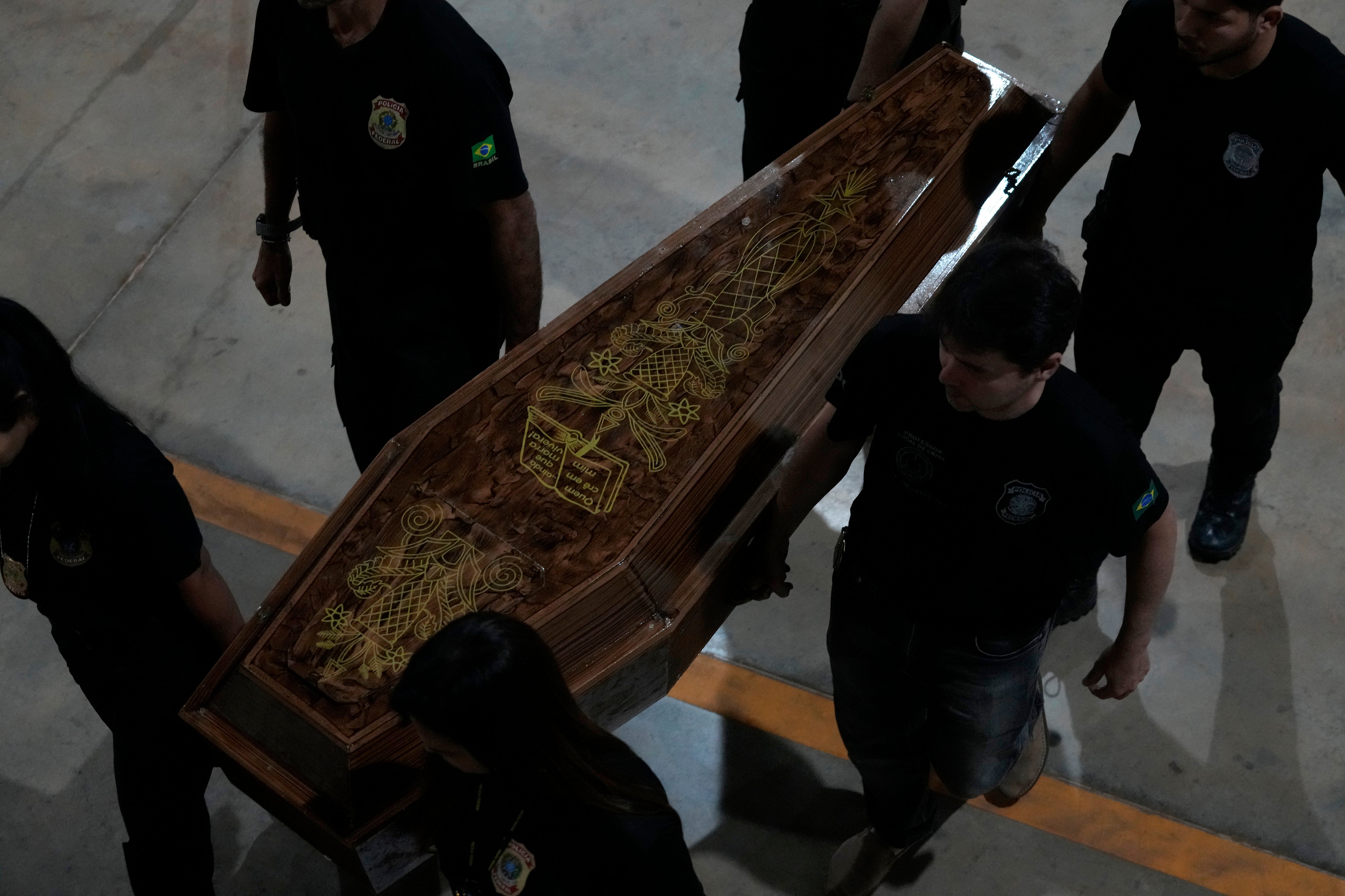 Agentes de la policía federal llevan los restos que se cree que son de Dom Phillips y Bruno Pereira