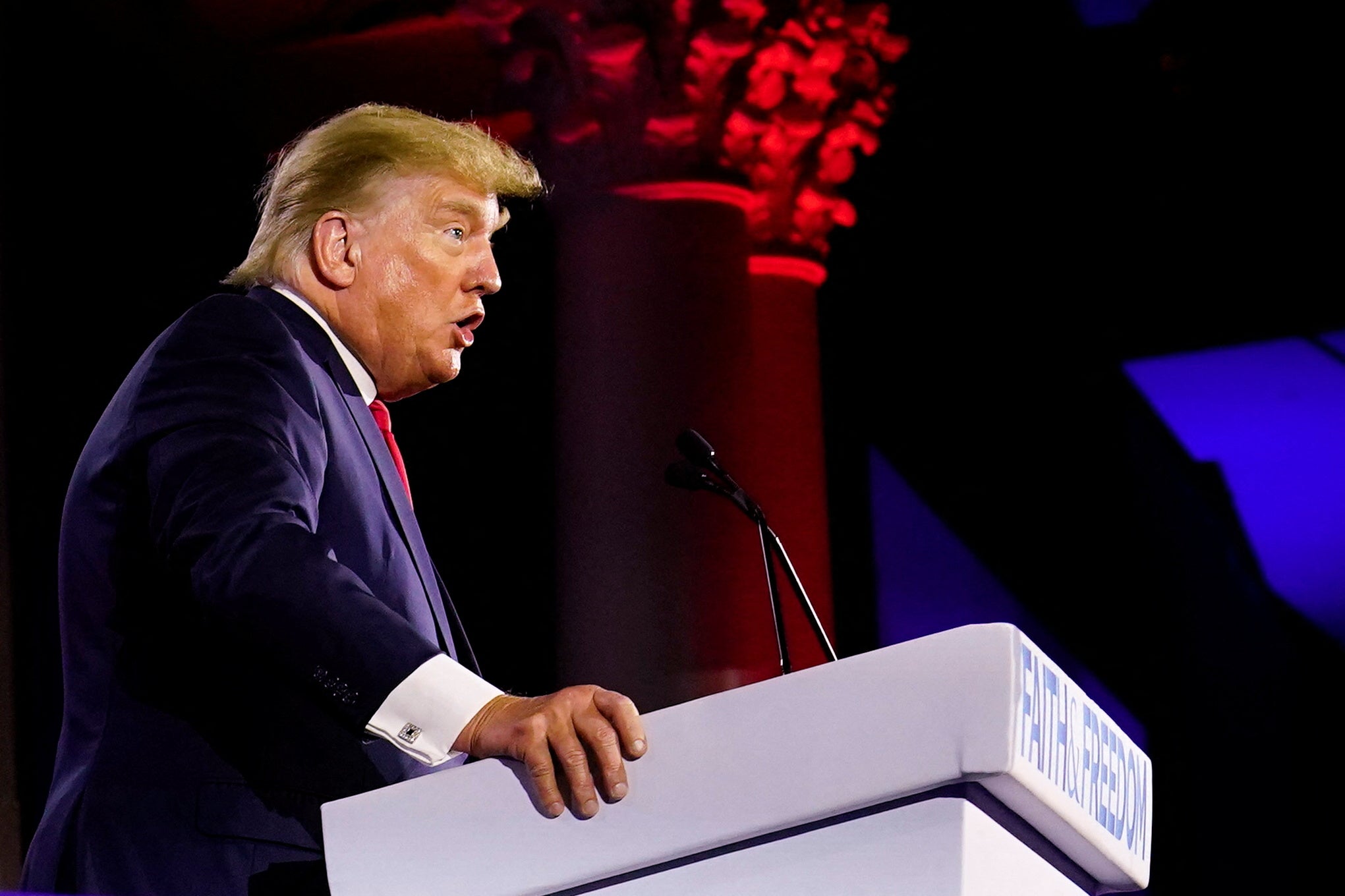 Le preguntaron a Trump si espera que lo saquen de Mar-a-Lago “con grilletes”