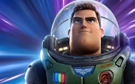 Censura: prohíben ‘Lightyear’ en 14 países por una escena de beso entre personas del mismo sexo 